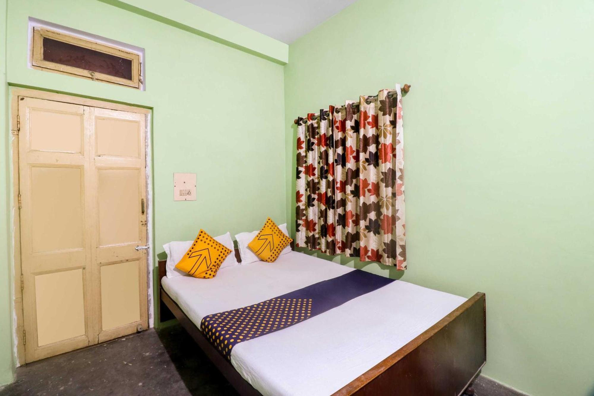 Spot On Mishra Guest House Varanasi Esterno foto
